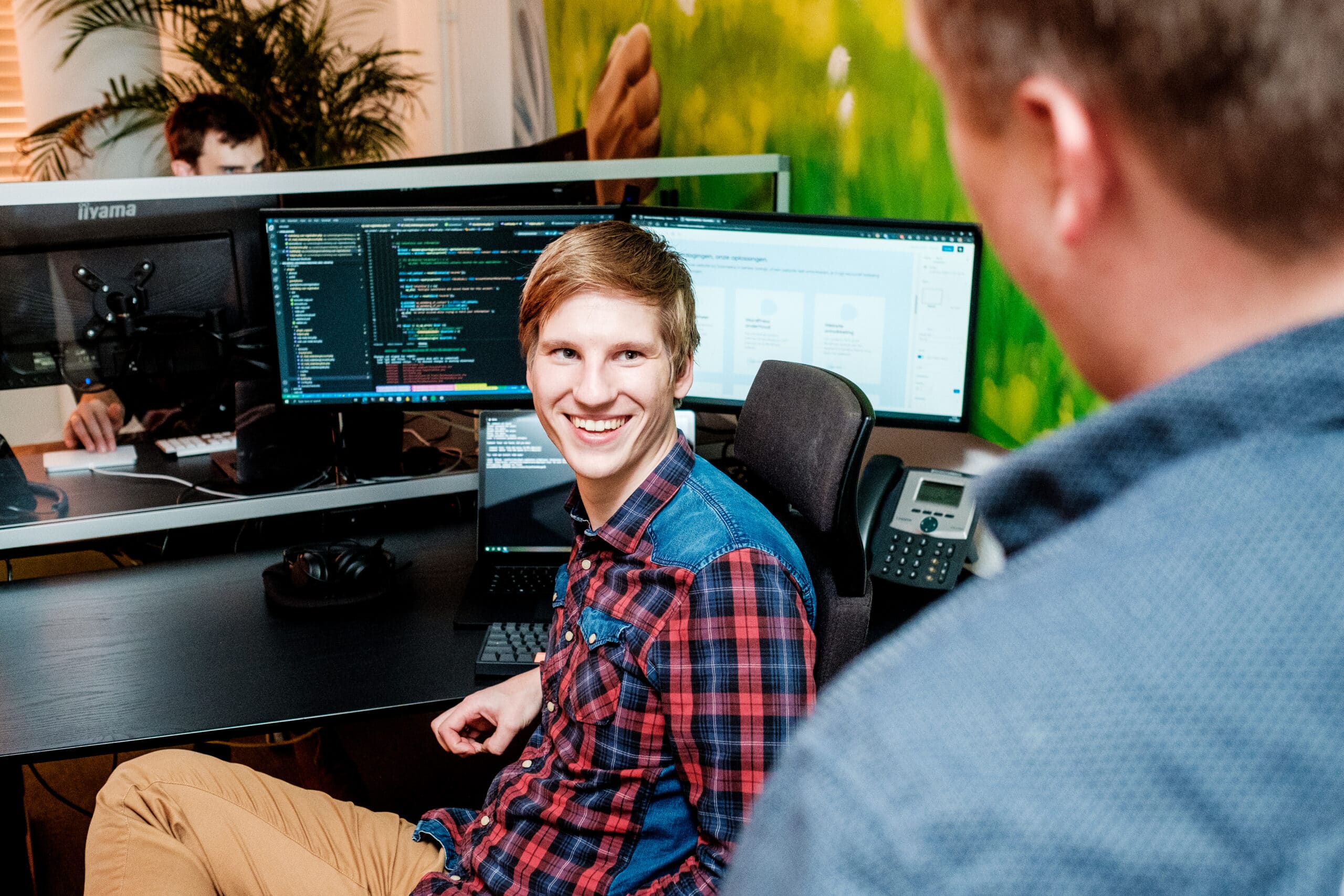 Collega's bespreken kort een project