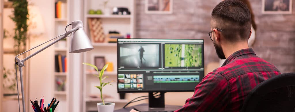 Een video editor is bezig voor de videomarketing